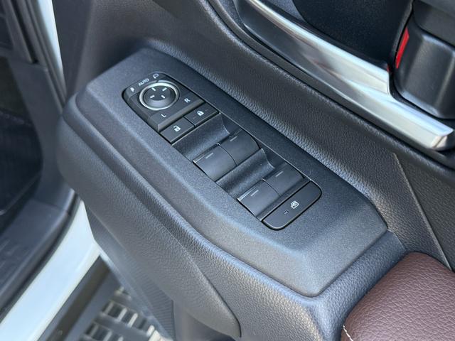 ランドクルーザー２５０ ＶＸファーストエディション　サンルーフ　モデリスタエアロ　デジタルミラー　１２．３インチＪＢＬサウンドナビ　シグネチャーイルミ　パノラミックビュー　ブラインドスポット　シートヒーター＆シートクーラー　　純正２０ＡＷ　パワーシート（38枚目）