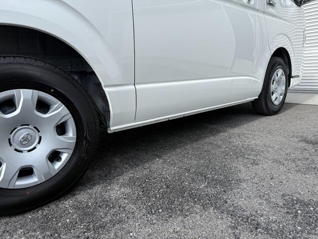 ハイエースバン スーパーＧＬ　ダークプライム　ＡＬＰＩＮＥ１１型フローティングナビ　デジタルミラー　パノラミックビュー　両側パワースライドドア　ＥＴＣ　ドラレコ前後　ステアリングスイッチ　プッシュスタート　ＡＣ１００Ｖ　ＴＶ　純正１５インチタイヤ（25枚目）