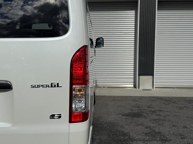ハイエースバン スーパーＧＬ　ダークプライム　ＡＬＰＩＮＥ１１型フローティングナビ　デジタルミラー　パノラミックビュー　両側パワースライドドア　ＥＴＣ　ドラレコ前後　ステアリングスイッチ　プッシュスタート　ＡＣ１００Ｖ　ＴＶ　純正１５インチタイヤ（28枚目）
