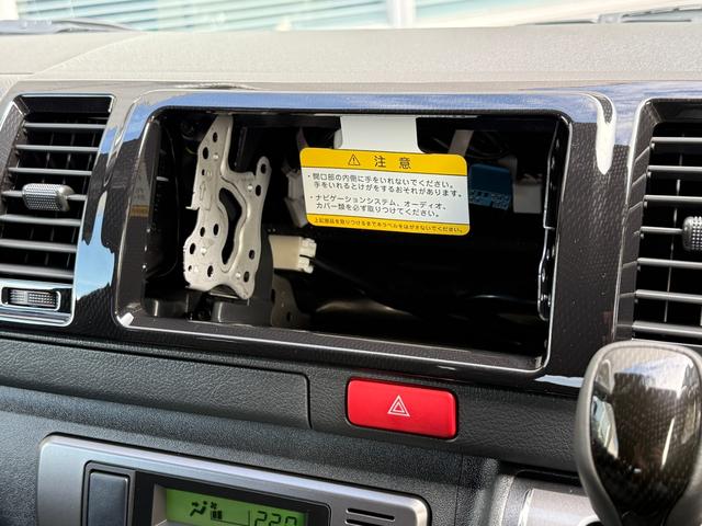 ハイエースバン ロングスーパーＧＬ　ダークプライムＳ　特別限定ローン　デジタルミラー　両側パワースライドドア　パノラミックビューモニター　バックカメラ　プロジェクター式ＬＥＤヘッドライト　ＬＥＤフォグランプ　ハーフレザーシート　スペアタイヤ　純正１５ＡＷ（3枚目）