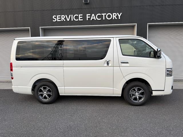 ハイエースバン ロングスーパーＧＬ　ダークプライムＳ　特別限定ローン　デジタルミラー　両側パワースライドドア　パノラミックビューモニター　バックカメラ　プロジェクター式ＬＥＤヘッドライト　ＬＥＤフォグランプ　ハーフレザーシート　スペアタイヤ　純正１５ＡＷ（10枚目）