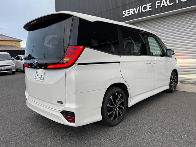 ノア ハイブリッドＳ－Ｚ　１０．５型コネクテッドナビ　１３．２型有機ＥＬ後席ディスプレイ　快適利便パッケージＨｉ　デジタルインナーミラー　ＣＤ／ＤＶＤキット　３眼ＬＥＤヘッドライト　カラーヘッドアップディスプレイ（21枚目）