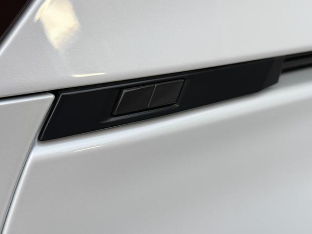 ノア ハイブリッドＳ－Ｚ　１０．５型コネクテッドナビ　１３．２型有機ＥＬ後席ディスプレイ　快適利便パッケージＨｉ　デジタルインナーミラー　ＣＤ／ＤＶＤキット　３眼ＬＥＤヘッドライト　カラーヘッドアップディスプレイ（31枚目）