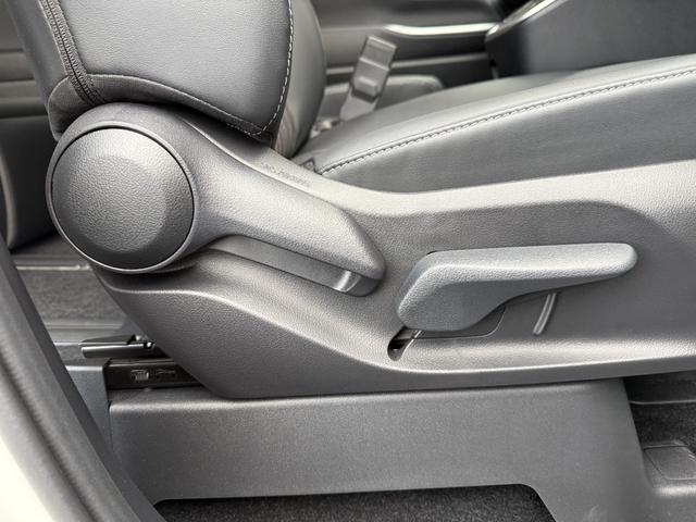 ノア ハイブリッドＳ－Ｚ　１０．５型コネクテッドナビ　１３．２型有機ＥＬ後席ディスプレイ　快適利便パッケージＨｉ　デジタルインナーミラー　ＣＤ／ＤＶＤキット　３眼ＬＥＤヘッドライト　カラーヘッドアップディスプレイ（38枚目）