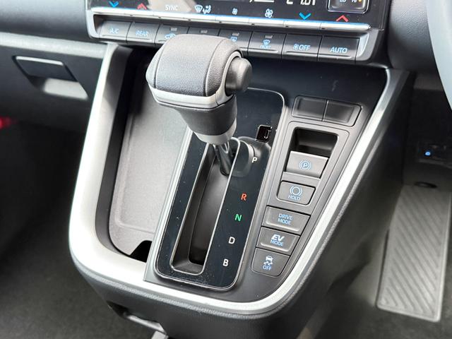 ノア ハイブリッドＳ－Ｚ　１０．５型コネクテッドナビ　１３．２型有機ＥＬ後席ディスプレイ　快適利便パッケージＨｉ　デジタルインナーミラー　ＣＤ／ＤＶＤキット　３眼ＬＥＤヘッドライト　カラーヘッドアップディスプレイ（55枚目）