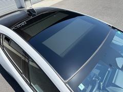 【パノラマルーフ】開放感たっぷりのパノラマルーフが装着されています！車内に明かりを取り入れたり景色を楽しむのに、最適です！遮光シェードが装備されておりますので、夏の暑い日でも快適に使えます！ 3