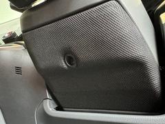 【輻射ヒーター】運転席はステアリングの下面、助手席はグローブボックス下部に、遠赤外線輻射ヒーターを設置。わずか１分という速さで、膝から下を一気に暖めます☆ 5