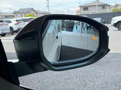 【ブラインドスポットモニター】サイドミラーに映らない死角に車両がいる場合、サイドミラーに設置されたマーカーが光って危険をお知らせします！安全装置が多数装備されておりますので、ご安心してお乗り下さい。 3