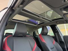 【パノラマルーフ】開放感たっぷりのパノラマルーフが装着されています！車内に明かりを取り入れたり景色を楽しむのに、最適です！遮光シェードが装備されておりますので、夏の暑い日でも快適に使えます！ 4