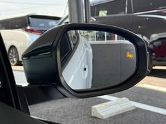 【ブラインドスポットモニター】サイドミラーに映らない死角に車両がいる場合、サイドミラーに設置されたマーカーが光って危険をお知らせします！安全装置が多数装備されておりますので、ご安心してお乗り下さい。 5