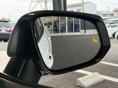 【ブラインドスポットモニター】サイドミラーに映らない死角に車両がいる場合、サイドミラーに設置されたマーカーが光って危険をお知らせします！安全装置が多数装備されておりますので、ご安心してお乗り下さい。 3