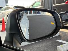 【ブラインドスポットモニター】サイドミラーに映らない死角に車両がいる場合、サイドミラーに設置されたマーカーが光って危険をお知らせします！安全装置が多数装備されておりますので、ご安心してお乗り下さい。 6