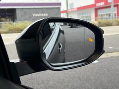 【ブラインドスポットモニター】サイドミラーに映らない死角に車両がいる場合、サイドミラーに設置されたマーカーが光って危険をお知らせします！安全装置が多数装備されておりますので、ご安心してお乗り下さい。 4