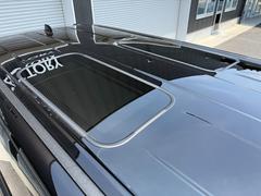 【サンルーフ】開放感たっぷりのサンルーフが装着されています！車内に明かりを取り入れたり景色を楽しむのに、最適です！遮光シェードが装備されておりますので、夏の暑い日でも快適に使えます！ 2