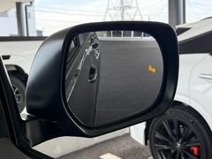 【ブラインドスポットモニター】サイドミラーに映らない死角に車両がいる場合、サイドミラーに設置されたマーカーが光って危険をお知らせします！安全装置が多数装備されておりますので、ご安心してお乗り下さい。 5