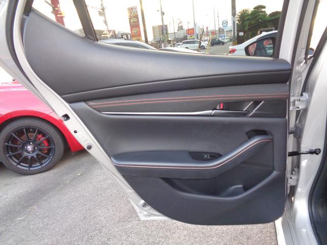 MAZDA3ファストバック 20S レトロスポーツエディション 6MT 純正エアロ(F・S・R)純正OPスーフスポイラー デジタルインナーミラー ハーフレザーシート 純正ナビTV 360°カメラ BOSEサウンド パワーシート シートヒーター 純正18AW LED(48枚目)