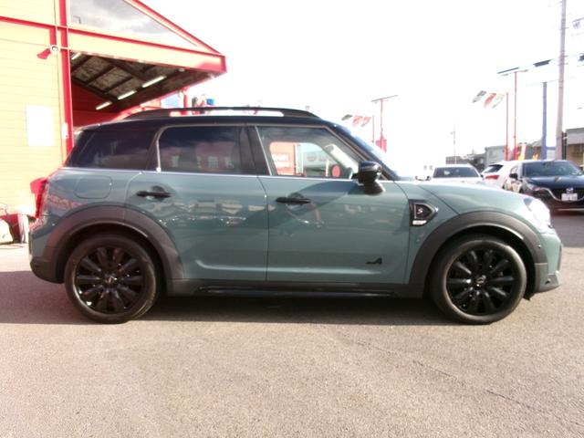 ＭＩＮＩ クーパーＳＤ　クロスオーバーオール４　オール４トリム　ペッパーｐｋｇ　置くだけ充電　パワーバックドア　純正ＨＤＤナビ　スマートキー×２　ＥＴＣ　前後ドラレコ　前席シートヒーター　Ｂカメラ　Ｂｌｕｅｔｏｏｔｈ　インテリジェントセーフティ　ウェルカムライト（4枚目）