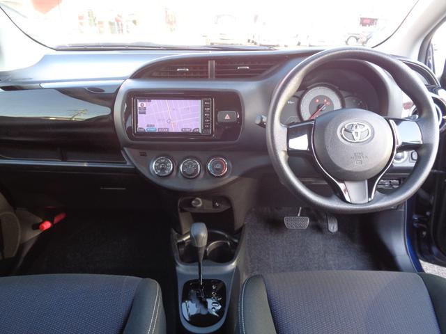 ヴィッツ Ｆ　セーフティーエディション　禁煙車　純正ナビＴＶ　Ｂｌｕｅｔｏｏｔｈ　スマートキー　プッシュスタート　ＥＴＣ　トヨタセーフティセンス　レーンディーバーチャアラート　オートマチックハイビーム　オートリトラミラー　フロアマット（3枚目）