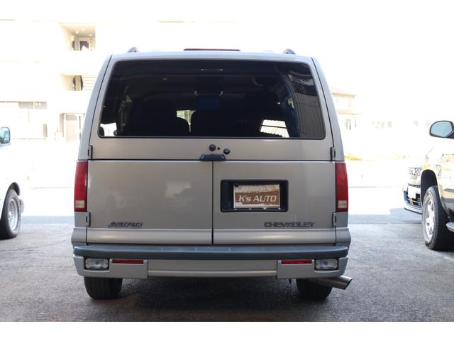 シボレーアストロ ＬＴ　ディーラー車　８ナンバー　４ＷＤ　ＬＴ　キャンピング登録　８ナンバー　ギブソンマフラー　Ｂｌｕｅｔｏｏｔｈ　バックカメラ　フリップダウンモニター　アルパインウーファー　ＴＹＣヘッドライト　キーレス（7枚目）