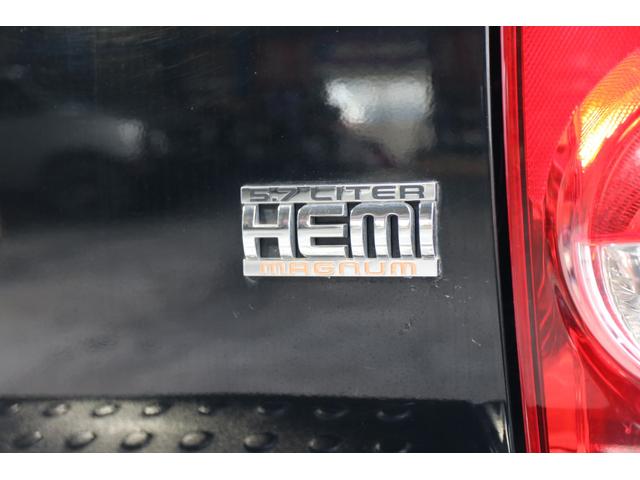 ダッジ・デュランゴ リミテッド　レザーシート　サンルーフ　シートヒーター　１ナンバー　ＮＯｘＰＭ適合　３列シート　パワーシート　バックカメラ　５７００ｃｃ　Ｖ８　ＨＥＭＩエンジン　オルタネーター　ファンカップ　サーモスタッド交換（13枚目）