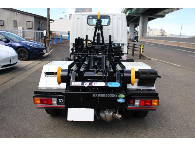 キャンター 　極東製３ｔアームロール　バックカメラ　５ＭＴ　フル液晶メーター　ＥＴＣ（5枚目）
