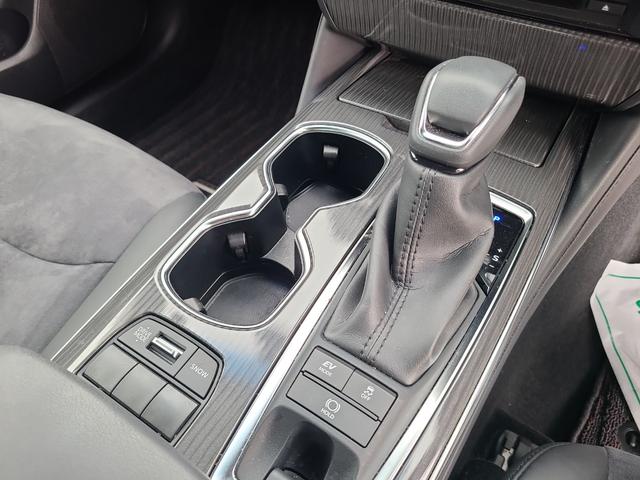 クラウンハイブリッド Ｓ　ドライブレコーダー　ＥＴＣ　クリアランスソナー　レーンアシスト　オートクルーズコントロール　衝突被害軽減システム　バックカメラ　ナビ　アルミホイール　オートマチックハイビーム　オートライト（7枚目）