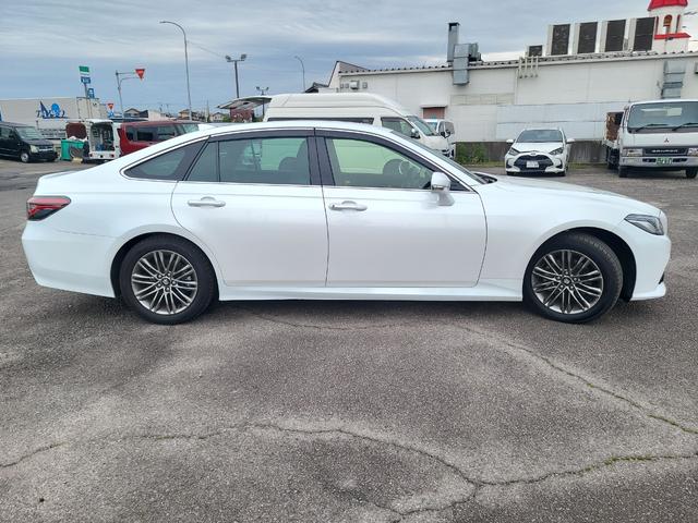 クラウンハイブリッド Ｓ　ドライブレコーダー　ＥＴＣ　クリアランスソナー　レーンアシスト　オートクルーズコントロール　衝突被害軽減システム　バックカメラ　ナビ　アルミホイール　オートマチックハイビーム　オートライト（13枚目）