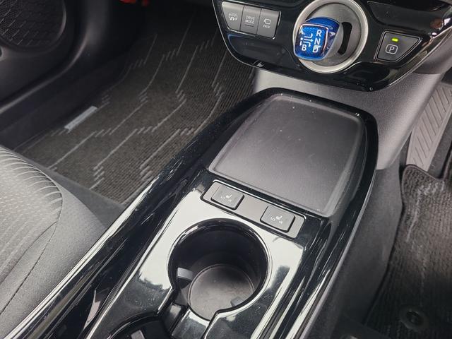 プリウスＰＨＶ Ａ　ドライブレコーダー　ＥＴＣ　クリアランスソナー　レーンアシスト　オートクルーズコントロール　パークアシスト　衝突被害軽減システム　ナビ　アルミホイール　オートマチックハイビーム　オートライト（6枚目）