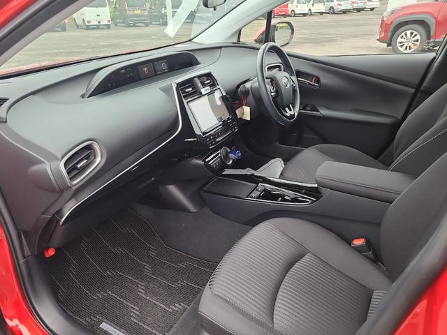 プリウスＰＨＶ Ａ　ドライブレコーダー　ＥＴＣ　クリアランスソナー　レーンアシスト　オートクルーズコントロール　パークアシスト　衝突被害軽減システム　ナビ　アルミホイール　オートマチックハイビーム　オートライト（9枚目）