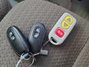 付いてて便利！とても人気の高い装備のスマートキーシステム。キーを携帯しているだけで、ドアロックの開閉並びにエンジンの始動が可能な装備です。プッシュスタートですのでエンジンの始動もボタンを押すだけです