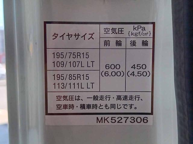 全低床　積載２ｔ　５ＭＴ　全低床　木製デッキ　内寸３１１×１５９×３８ｃｍ　左電格ミラー　衝突軽減ブレーキ　レーンキーピング　横滑り防止　ＦＵＳＯイージーアクセスキー　Ｂｌｕｅｔｏｏｔｈ　禁煙(61枚目)