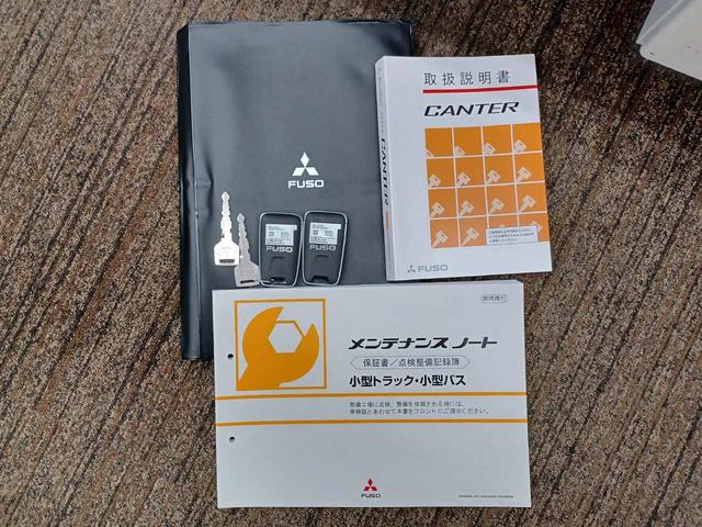 キャンター 全低床　積載２ｔ　５ＭＴ　全低床　木製デッキ　内寸３１１×１５９×３８ｃｍ　左電格ミラー　衝突軽減ブレーキ　レーンキーピング　横滑り防止　ＦＵＳＯイージーアクセスキー　Ｂｌｕｅｔｏｏｔｈ　禁煙（63枚目）