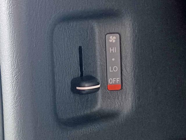 ハイエースバン ロングスーパーGL 禁煙 ディーゼルターボ 4WD 両側電動スライドドア ベットキット グッドイヤー ナスカー イーグル1 ナビ DVD再生 Bluetoothオーディオ フルセグ バックモニタ リヤクーラー&ヒーター(57枚目)