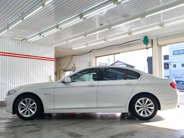 ５シリーズ ５２３ｉ　アイドリングストップ　ＤＳＣ　クルーズコントロール　クリアランスソナー　電動格納ミラー　純正ＨＤＤナビ　バックカメラ　ミラービルトインＥＴＣ　オートマチックホールド　禁煙（4枚目）