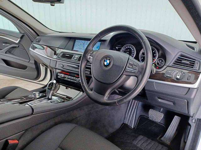 ５シリーズ ５２３ｉ　アイドリングストップ　ＤＳＣ　クルーズコントロール　クリアランスソナー　電動格納ミラー　純正ＨＤＤナビ　バックカメラ　ミラービルトインＥＴＣ　オートマチックホールド　禁煙（47枚目）