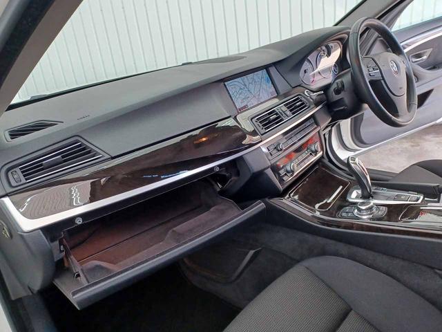 ５シリーズ ５２３ｉ　アイドリングストップ　ＤＳＣ　クルーズコントロール　クリアランスソナー　電動格納ミラー　純正ＨＤＤナビ　バックカメラ　ミラービルトインＥＴＣ　オートマチックホールド　禁煙（48枚目）