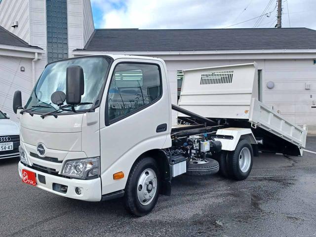 デュトロ 　ローダーダンプ　極東開発ＤＣ０３－２３０　３ｔ４ナンバー　６ＭＴ　トランクションコントロール　衝突軽減ブレーキ　車線逸脱警報　前ソナー　地上高前９１ｃｍ後９４ｃｍ　坂道発進補助　リアＷタイヤ（2枚目）