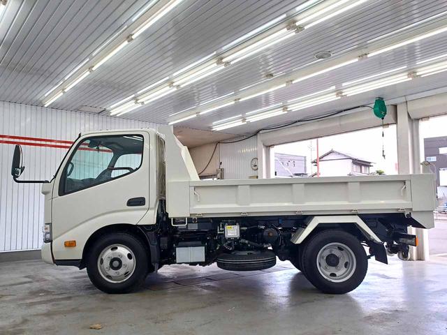 デュトロ 　ローダーダンプ　極東開発ＤＣ０３－２３０　３ｔ４ナンバー　６ＭＴ　トランクションコントロール　衝突軽減ブレーキ　車線逸脱警報　前ソナー　地上高前９１ｃｍ後９４ｃｍ　坂道発進補助　リアＷタイヤ（13枚目）