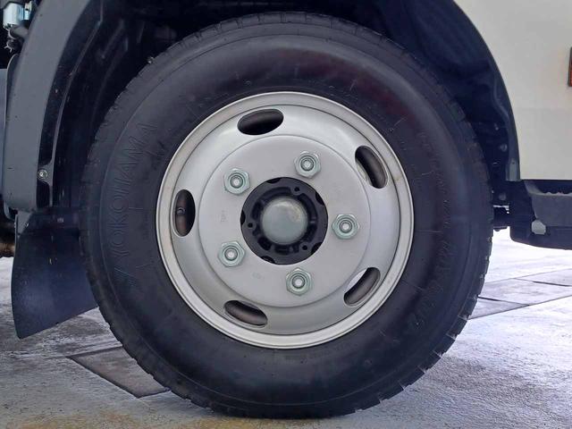 デュトロ 　ローダーダンプ　極東開発ＤＣ０３－２３０　３ｔ４ナンバー　６ＭＴ　トランクションコントロール　衝突軽減ブレーキ　車線逸脱警報　前ソナー　地上高前９１ｃｍ後９４ｃｍ　坂道発進補助　リアＷタイヤ（17枚目）