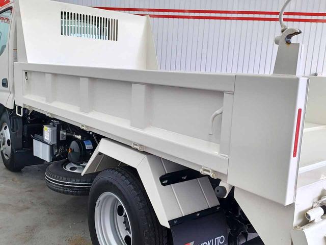 デュトロ 　ローダーダンプ　極東開発ＤＣ０３－２３０　３ｔ４ナンバー　６ＭＴ　トランクションコントロール　衝突軽減ブレーキ　車線逸脱警報　前ソナー　地上高前９１ｃｍ後９４ｃｍ　坂道発進補助　リアＷタイヤ（29枚目）