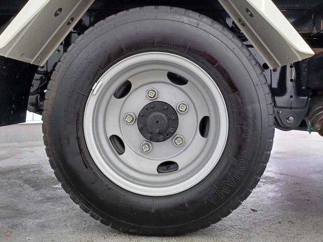 デュトロ 　ローダーダンプ　極東開発ＤＣ０３－２３０　３ｔ４ナンバー　６ＭＴ　トランクションコントロール　衝突軽減ブレーキ　車線逸脱警報　前ソナー　地上高前９１ｃｍ後９４ｃｍ　坂道発進補助　リアＷタイヤ（36枚目）