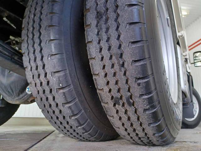 デュトロ 　ローダーダンプ　極東開発ＤＣ０３－２３０　３ｔ４ナンバー　６ＭＴ　トランクションコントロール　衝突軽減ブレーキ　車線逸脱警報　前ソナー　地上高前９１ｃｍ後９４ｃｍ　坂道発進補助　リアＷタイヤ（41枚目）