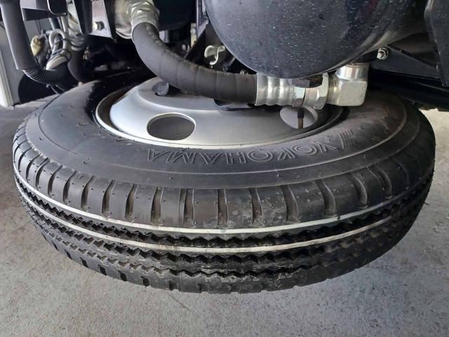 デュトロ 　ローダーダンプ　極東開発ＤＣ０３－２３０　３ｔ４ナンバー　６ＭＴ　トランクションコントロール　衝突軽減ブレーキ　車線逸脱警報　前ソナー　地上高前９１ｃｍ後９４ｃｍ　坂道発進補助　リアＷタイヤ（42枚目）