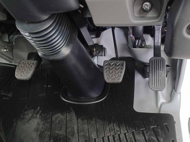 デュトロ 　ローダーダンプ　極東開発ＤＣ０３－２３０　３ｔ４ナンバー　６ＭＴ　トランクションコントロール　衝突軽減ブレーキ　車線逸脱警報　前ソナー　地上高前９１ｃｍ後９４ｃｍ　坂道発進補助　リアＷタイヤ（56枚目）