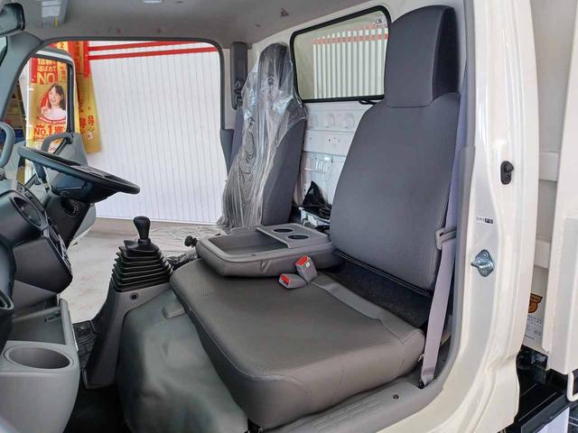 デュトロ 　ローダーダンプ　極東開発ＤＣ０３－２３０　３ｔ４ナンバー　６ＭＴ　トランクションコントロール　衝突軽減ブレーキ　車線逸脱警報　前ソナー　地上高前９１ｃｍ後９４ｃｍ　坂道発進補助　リアＷタイヤ（64枚目）