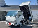 エルフトラック 強化ダンプ　強化ダンプ　極東　積載２ｔ　フルフラットロー　５ＭＴ　荷寸長さ３０４ｃｍ幅１５８ｃｍアオリ３２ｃｍ　プリクラッシュセーフティ　坂道発進補助　開閉式コボレーン　中間ピン　Ｂｌｕｅｔｏｏｔｈ　禁煙（2枚目）