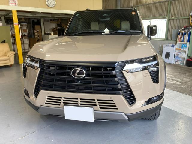 ＧＸ ＧＸ５５０　オーバートレイル＋　登録済未使用車　サンルーフ　マークレビンソンサウンド　全方位カメラ　デジタルインナーミラー　パワーバックドア　トーイングヒッチ　Ｖ３５Ａ型Ｖ６ツインターボガソリンエンジン　１０速オートマ　４ＷＤ（2枚目）