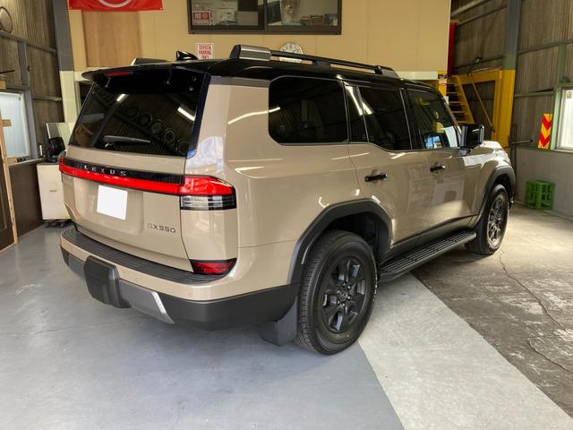 ＧＸ ＧＸ５５０　オーバートレイル＋　登録済未使用車　サンルーフ　マークレビンソンサウンド　全方位カメラ　デジタルインナーミラー　パワーバックドア　トーイングヒッチ　Ｖ３５Ａ型Ｖ６ツインターボガソリンエンジン　１０速オートマ　４ＷＤ（3枚目）