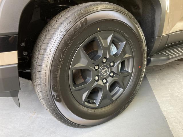 ＧＸ ＧＸ５５０　オーバートレイル＋　登録済未使用車　サンルーフ　マークレビンソンサウンド　全方位カメラ　デジタルインナーミラー　パワーバックドア　トーイングヒッチ　Ｖ３５Ａ型Ｖ６ツインターボガソリンエンジン　１０速オートマ　４ＷＤ（5枚目）