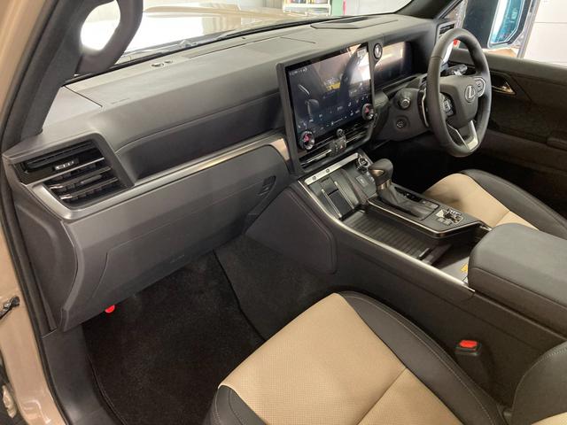 ＧＸ ＧＸ５５０　オーバートレイル＋　登録済未使用車　サンルーフ　マークレビンソンサウンド　全方位カメラ　デジタルインナーミラー　パワーバックドア　トーイングヒッチ　Ｖ３５Ａ型Ｖ６ツインターボガソリンエンジン　１０速オートマ　４ＷＤ（6枚目）